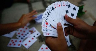 तास खेलिरहेको अवस्थामा निसीखोला गाउँपालिकाका लेखापाल सहित ६ जना प्रकाउ