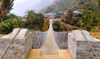 झोलुङ्गे पुल निर्माण भएपछि जोखिम मोलेर खोला तर्नुपर्ने बाध्यता हट्यो