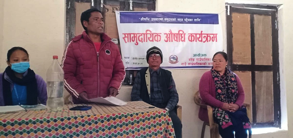 गाउँ–गाउँमै पुगेर औषधी वितरण गर्दै बरेङ गाउँपालिका