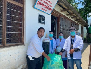 तंग्राममा घर घरमा स्वास्थ्य सामग्री वितरण गरिदैं, वडाध्यक्षले व्यक्तिगत खर्चमा किने दुई थान अक्सजन