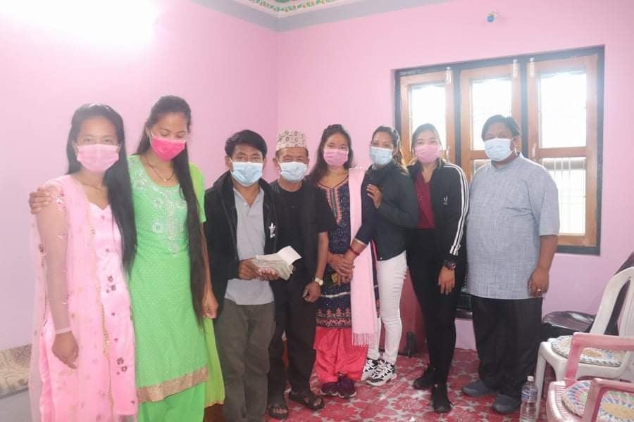 ताराखोलाका मिर्गौला पीडितलाई आर्थिक सहयोग