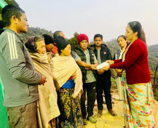 छन्त्यालको परिवारलाई गाउँपालिकाको सहयोग