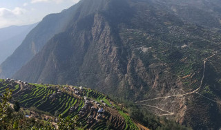 दुर्गम गाउँ थास्पुरीमा स्थापना भएकाे स्वास्थ्य संस्थाले स्थानीय सहज