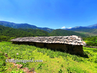 चुहिने छानामुनी पढ्छन् कुँडेढोरका विद्यार्थी