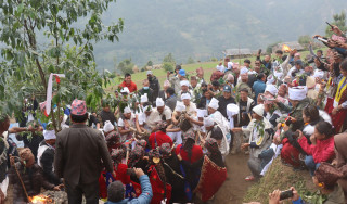 बागलुङकाे ताराखाेलामा मनाइयाे सयाैँ वर्ष पुरानाे भुस पोल्ने पर्व