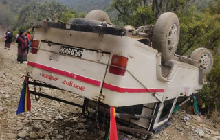 बागलुङकाे तमानखोलामा पिकअप दुर्घटना हुँदा ११ जना घाइते