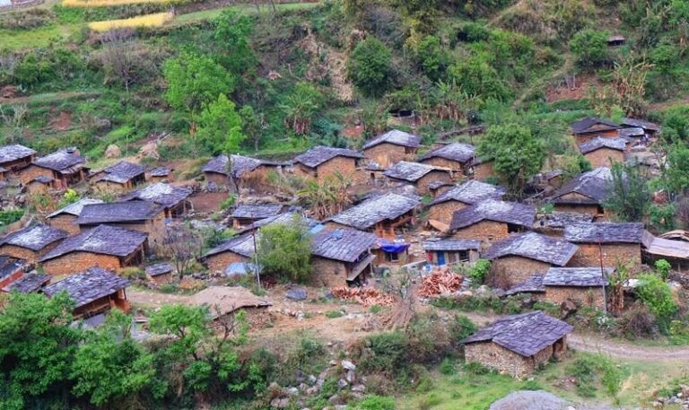 निसीखाेलाकाे बुढाथोक घरबास : परम्परागत घरमा स्थानीय परिकार